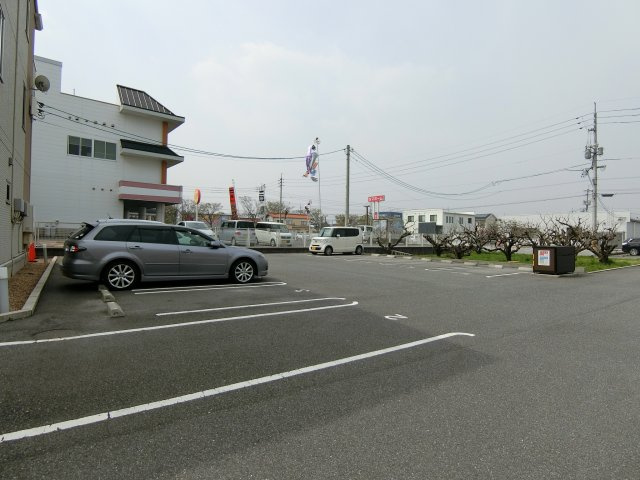 サンローザの駐車場