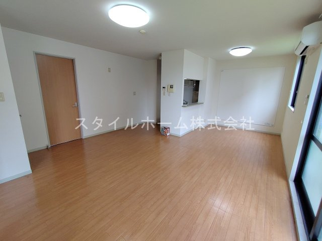 スクエアヴィレッジFの居間・リビング