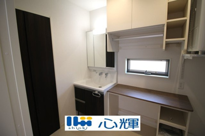 【独立洗面台】 | プランタウン小野田駅前（14号地） | 大きくて見やすく清潔感ある洗面台。収納も多く、コスメ等もスッキリと仕舞えます。