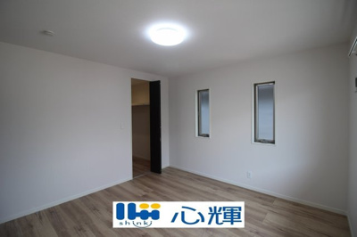 【洋室】 | プランタウン小野田駅前（14号地） | 沢山の陽の光が入る明るい室内。収納たっぷりなのでお荷物の多いご家庭でもすっきりと収納出来ます。