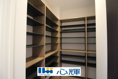 【玄関】 | プランタウン小野田駅前（14号地） | たくさんある靴もすべて収納して頂け、玄関をスッキリ綺麗な空間にまとめます。
大容量のSICがあります！