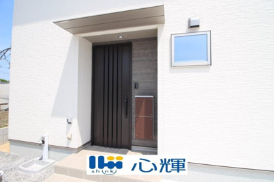 【玄関】 | プランタウン小野田駅前（14号地） | 家の顔となる玄関。 ゲストを迎え入れても安心の空間です。
貫通型宅配BOXがあります！