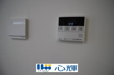 【設備】 | プランタウン小野田駅前（14号地） | 給湯器リモコンは、お風呂のお湯はりや追い炊きが簡単に出来ます。
ガス温水式床暖房リモコンは、静かでクリーン、安心で快適な理想の暖房です。