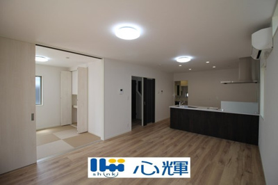 【居間・リビング】 | プランタウン小野田駅前（14号地） | 家族が集う開放的な自由空間。季節ごとに壁飾りや家具の配置を変えて楽しんでみるのはいかがですか。