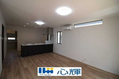 【居間・リビング】 | プランタウン小野田駅前（14号地） | 降り注ぐ陽光をいっぱいに浴び、メインライトと共に室内全体が明るい・開放感のあるＬＤＫ。