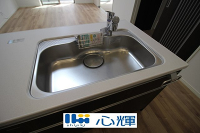 【キッチン】 | プランタウン小野田駅前（14号地） | 洗練されたデザインのメタルシャワーヘッドは引き出し可能、シンクの隅々まで洗い流すのに大変重宝します。