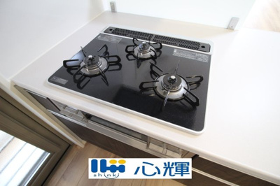 【キッチン】 | プランタウン小野田駅前（14号地） | 都市ガス用コンロです。汚れをサッとふき取れる天板を採用。お掃除も簡単です。
