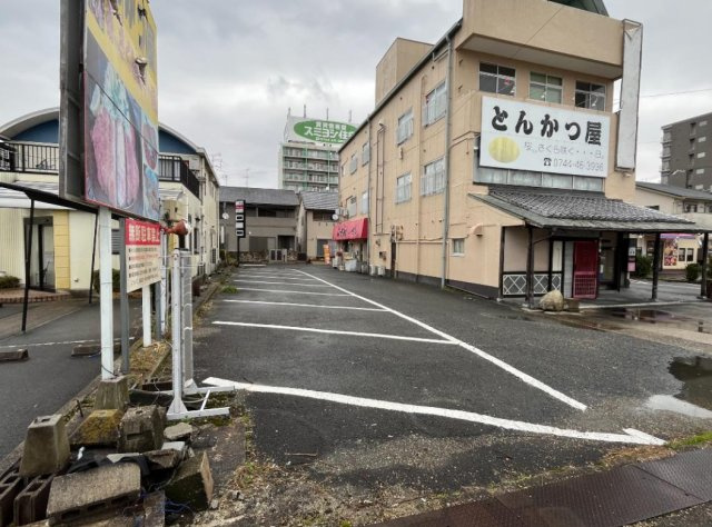 桜井市大字粟殿　収益店舗ビル　桜井駅まで徒歩約７分　の駐車場