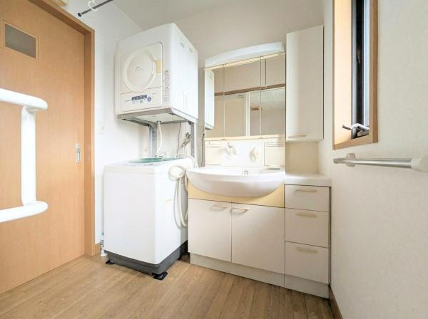 公園通り1丁目　中古の独立洗面台|洗面所には室内物干しもあります！