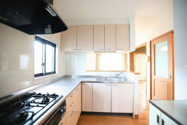 公園通り1丁目　中古のキッチン|対面L字型のキッチンで調理効率も良好♪
