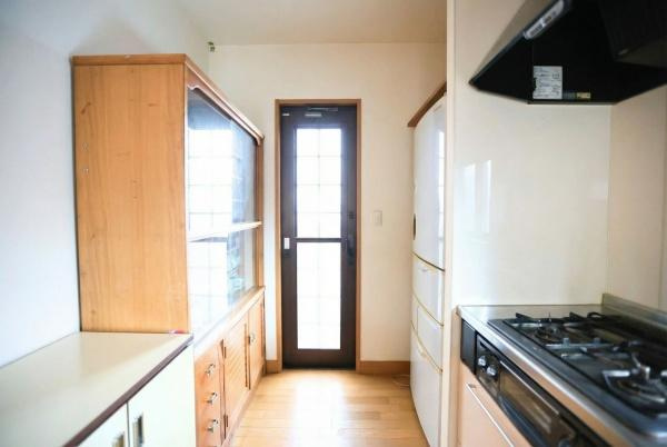 公園通り1丁目　中古のキッチン|ゴミ出しにも便利な勝手口あり
