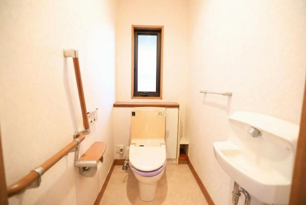 公園通り1丁目　中古のトイレ|窓付きのトイレです。