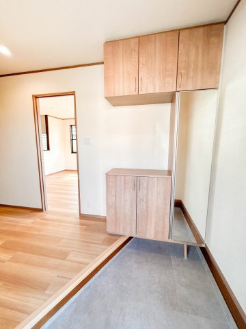 【玄関】 | 裾野市二ツ屋 中古住宅 XH05666 | 裾野市二ツ屋　玄関　リフォーム後