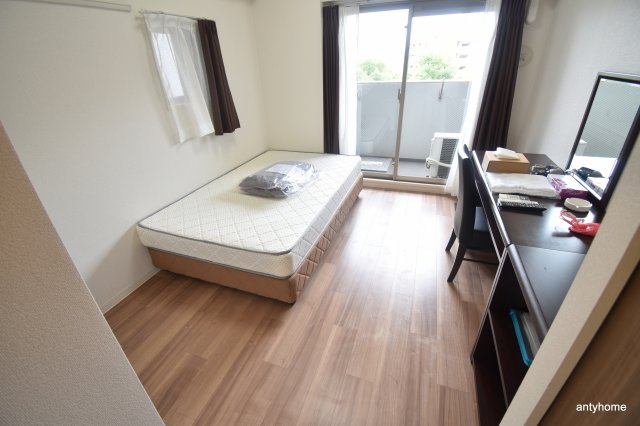 プレサンス新大阪ザ・シティ　仲介手数料無料の居間・リビング