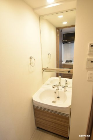 プレサンス新大阪ザ・シティ　仲介手数料無料の洗面所