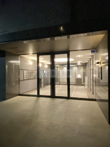 北区王子本町２丁目の賃貸マンションのエントランス