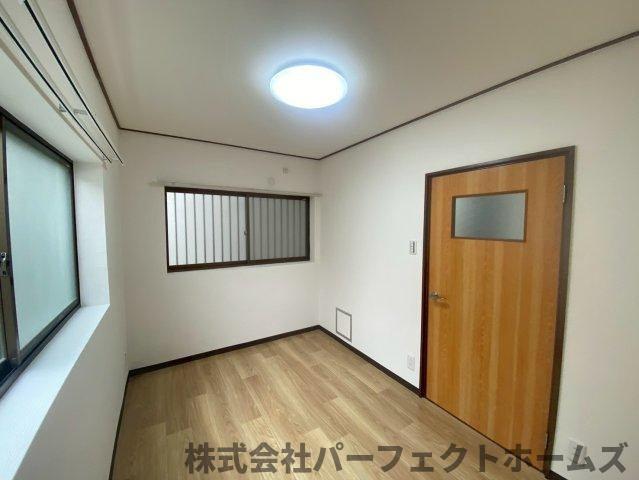 出屋敷元町2丁目戸建の洋室|明るい洋室です