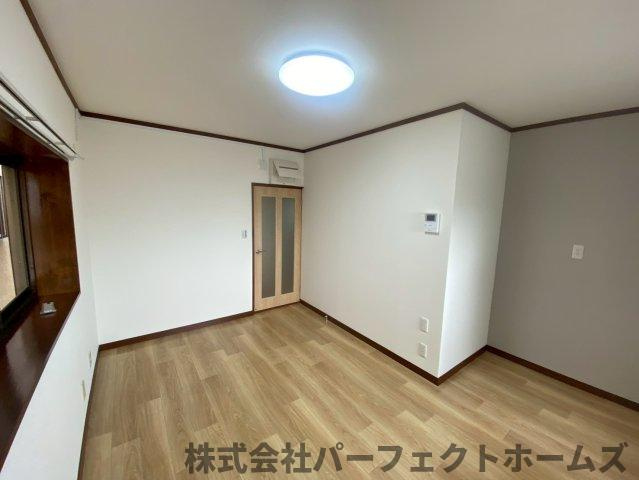出屋敷元町2丁目戸建の居間・リビング|ゆったりとした居間です