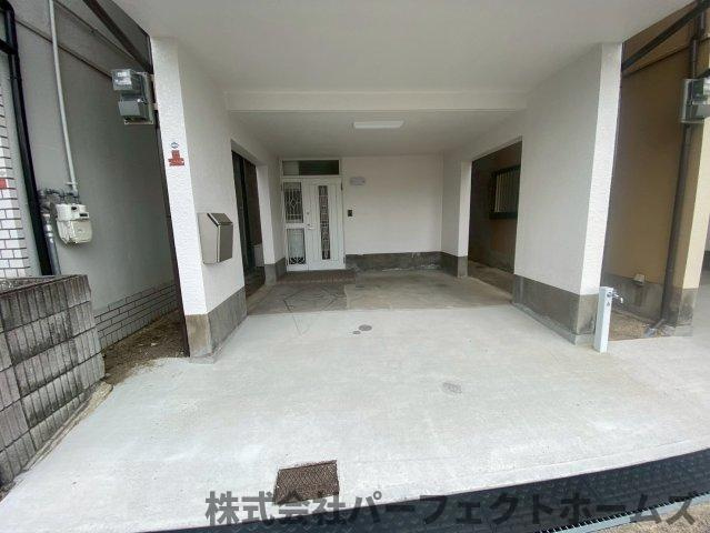 出屋敷元町2丁目戸建の駐車場|駐車場があるので、車を買う予定の方も安心です