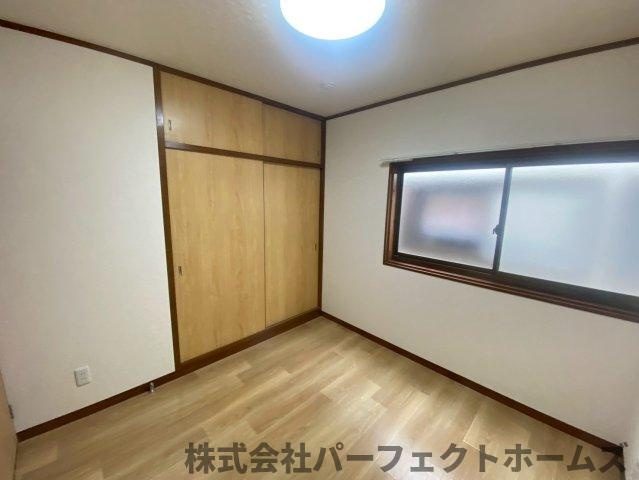 出屋敷元町2丁目戸建の寝室|使い勝手のいい寝室です