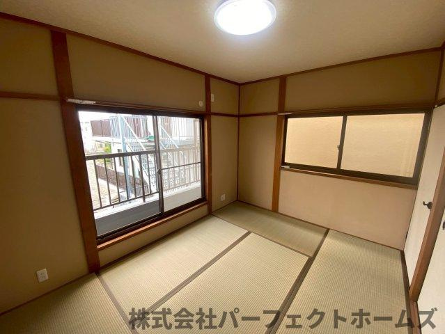 出屋敷元町2丁目戸建の和室|明るい和室です