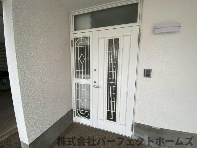 出屋敷元町2丁目戸建の玄関|明るい玄関です