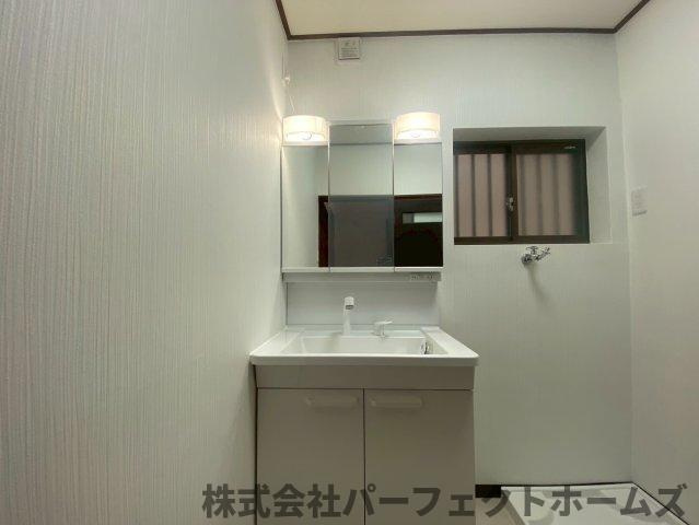 出屋敷元町2丁目戸建の独立洗面台|朝の身支度には欠かせない独立洗面化粧台
