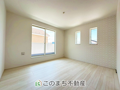 【洋室】 | ハートフルタウン宇都宮市西川田駅1期　1号棟 | 柔らかい陽光が差し込む明るいお部屋を演出する設計。彩光の取れる窓が気持ちの良いお部屋を創り上げます。
