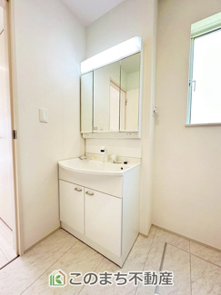 【独立洗面台】 | ハートフルタウン宇都宮市西川田駅1期　1号棟 | 収納豊富な3面鏡の洗面台にはハンドシャワー完備です
