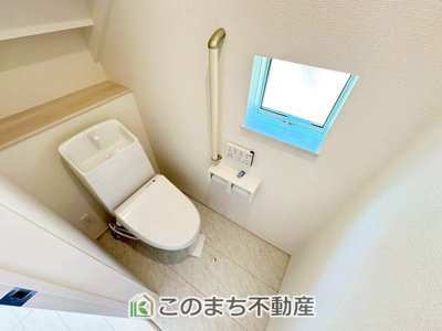 【トイレ】 | ハートフルタウン宇都宮市西川田駅1期　1号棟 | 小窓から換気ができて清潔なトイレスペース☆ウォシュレット搭載です！
