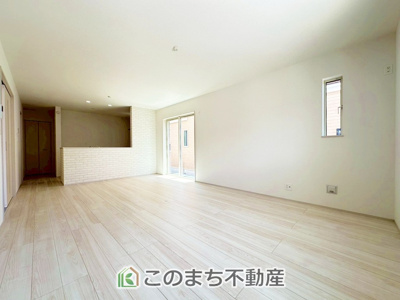 【居間・リビング】 | ハートフルタウン宇都宮市西川田駅1期　1号棟 | オープンでのびやかな空間を生み出す、こだわりの広がりとゆとり。家族と過ごす時間を大切にしたい方にぴったりの明るくゆとりある住空間です。
