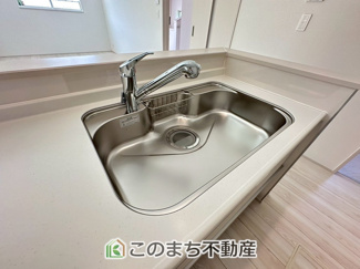 【設備】 | ハートフルタウン宇都宮市西川田駅1期　1号棟 | ビルトイン型浄水器を内蔵したキッチン水栓。お米を研いだり、野菜を洗ったりするときなど用途に応じてワンタッチで浄水に切り替えが可能です。カートリッジ式なので、フィルターを簡単に交換する事が出来ます。
