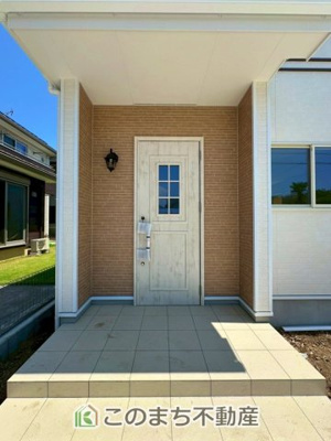 【玄関】 | ハートフルタウン宇都宮市西川田駅1期　1号棟 | 玄関周りは家の顔！スタイリッシュな玄関が特徴です！
