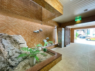 【エントランス】 | 敷地すべてに管理が行き届いていて、安心できます。まず、清潔です。