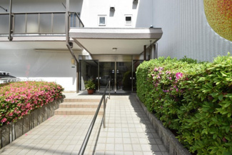 【エントランス】 | お客様を、そして住人を出迎えてくれるマンションのエントランス。ゴミが落ちていないことからも、管理状態の良さや住民の節度の高さが見て取れます。～即日のご見学可能～　お問合せはお気軽にどうぞ。
