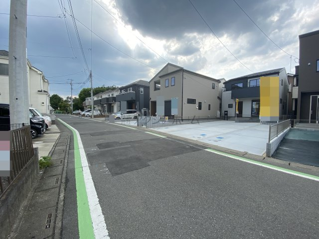入間市久保稲荷5丁目・全5棟　新築一戸建　3号棟の前面道路含む現地写真