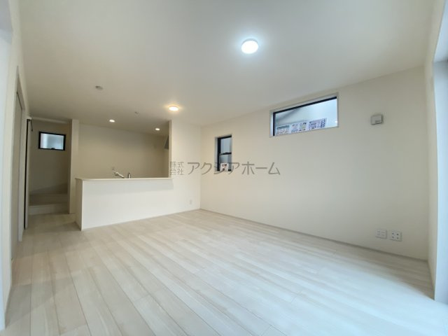 入間市久保稲荷5丁目・全5棟　新築一戸建　3号棟の居間・リビング|15帖のLDK。自然と家族コミュニケーションが増えるリビング階段を採用しております。