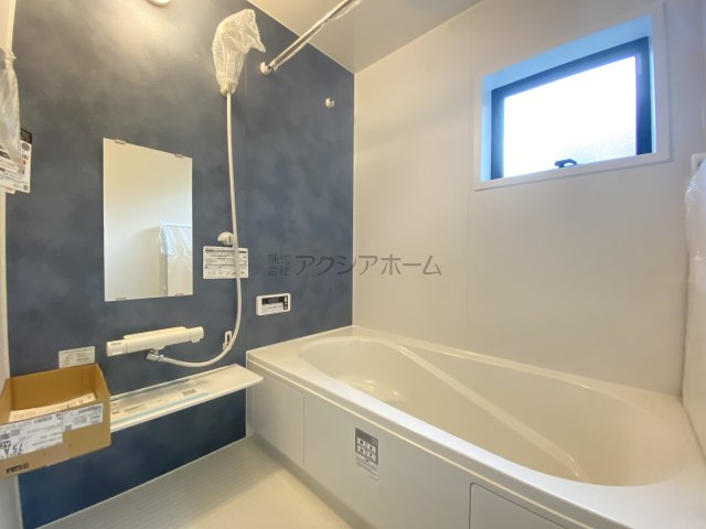 入間市久保稲荷5丁目・全5棟　新築一戸建　3号棟の浴室|1坪タイプのユニットバス。浴室換気乾燥機付きです。