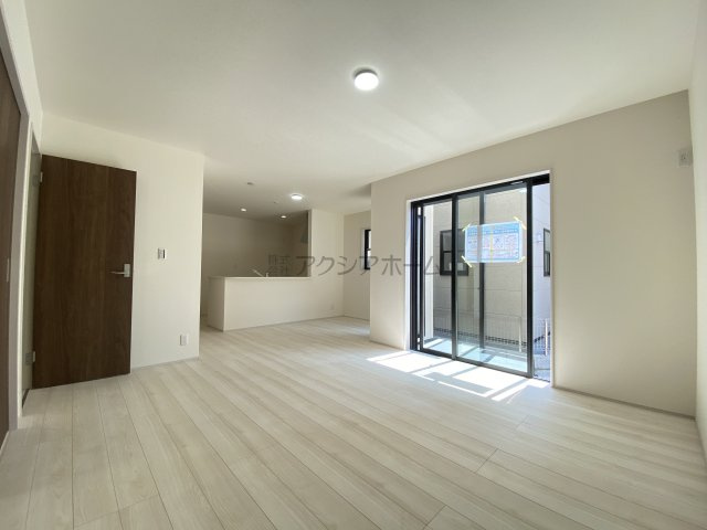 入間市久保稲荷5丁目・全5棟　新築一戸建　4号棟の居間・リビング|17.75帖の広々LDK。南側から明るい陽射しが差し込みます。