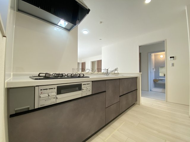 入間市久保稲荷5丁目・全5棟　新築一戸建　4号棟のキッチン|来客時などにも安心の手元が隠れるタイプの対面キッチンです。