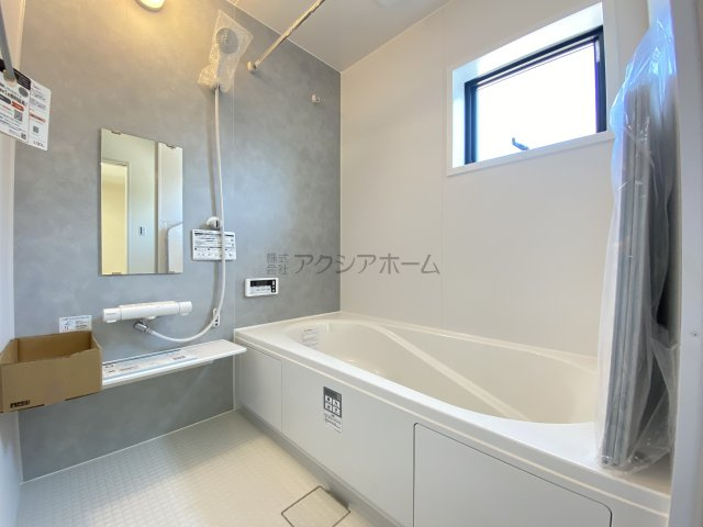 入間市久保稲荷5丁目・全5棟　新築一戸建　4号棟の浴室|1坪タイプのユニットバス。浴室換気乾燥機付きです。