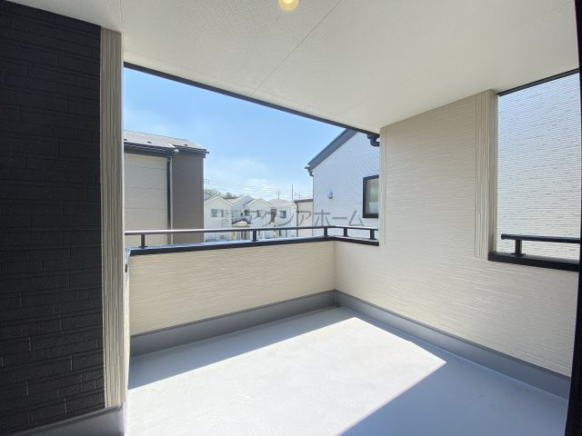 入間市久保稲荷5丁目・全5棟　新築一戸建　4号棟のバルコニー|雨の日も安心の広々ルーフバルコニー