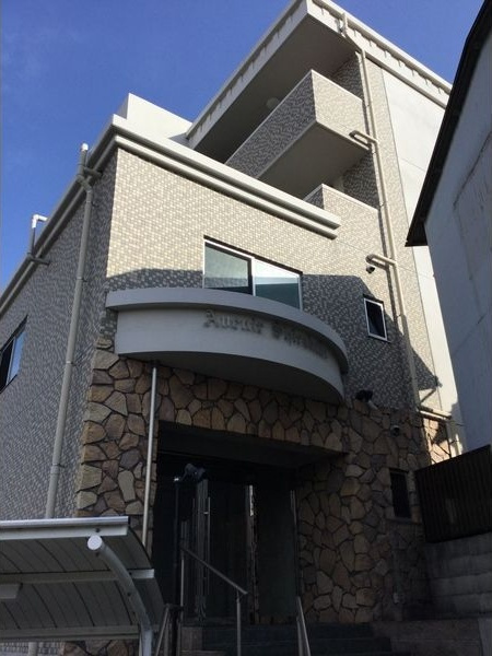 アヴニール白壁のエントランス