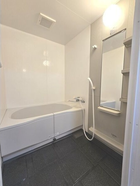 アヴニール白壁の浴室