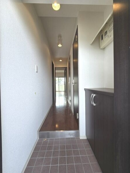 アヴニール白壁の玄関