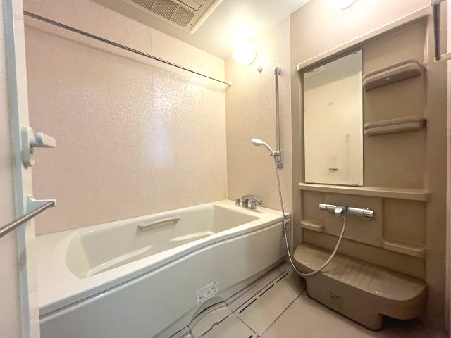 サンライズマンション貝塚の浴室|一日に疲れを癒すゆったりスペースを確保。
浴室乾燥機付のため雨の日でも衣類を室内で干せます。