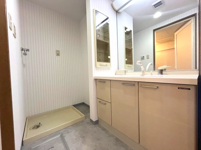 サンライズマンション貝塚のその他|サイドに収納がありメイク用品や洗顔小物などをスッキリ収納できます。
大きな鏡も魅力的です。