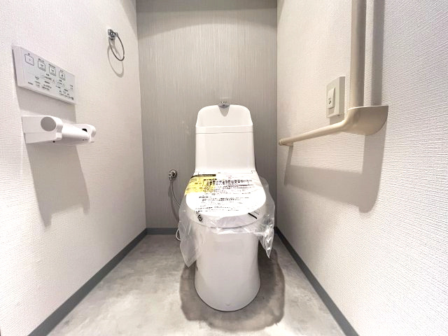 サンライズマンション貝塚のトイレ|R7年6月下旬、トイレ新調済み。
節水型でエコなトイレには、今では当たり前のウォシュレット付き。
