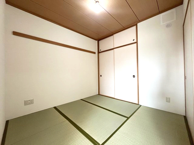 サンライズマンション貝塚の和室|和室はリビングから目が届く場所なので、お子様の遊び部屋・お昼寝スペースとして使うのもオススメです。