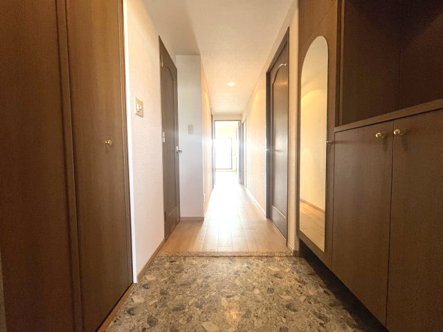 サンライズマンション貝塚の玄関|スッキリとした玄関・廊下です。
バリアフリー仕様です。